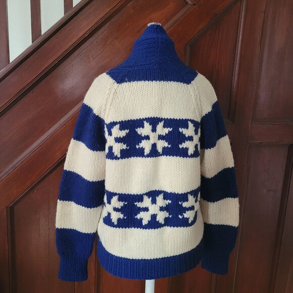 Vintage Hand-Knit Wool Cardigan With Snowflake Pattern & Zipper - Picture 4 of 4
